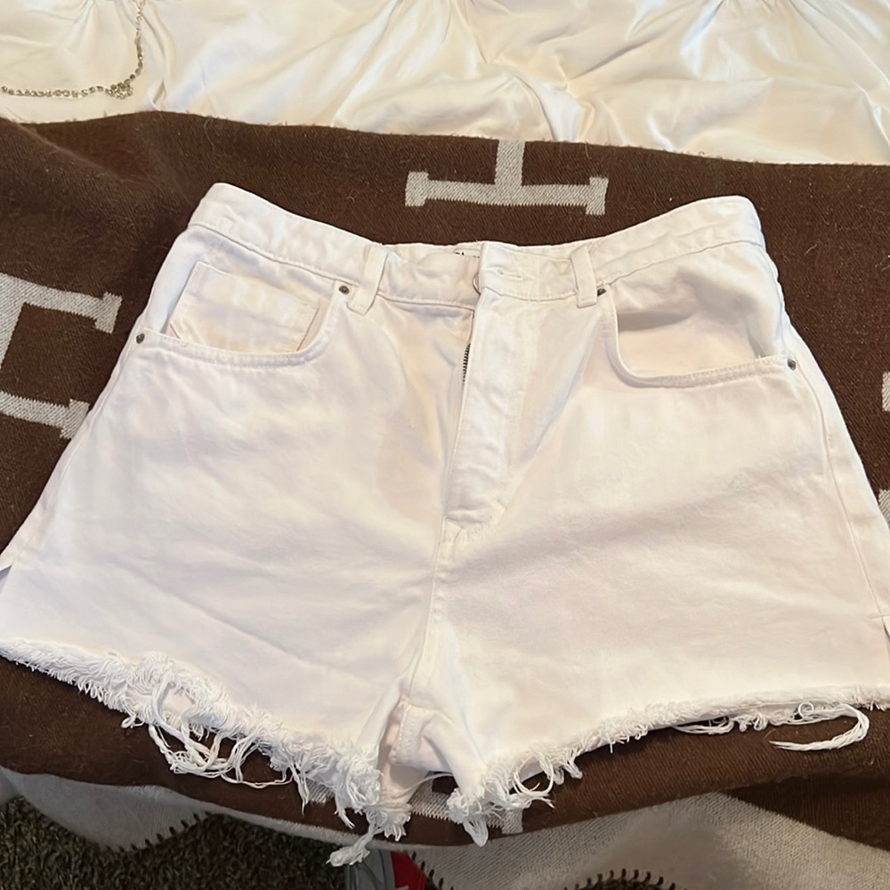 White Zara denim shorts. Size 8.